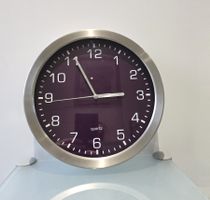 Moderne Wanduhr Ø 25.5 cm batteriebetrieben - guter Zustand